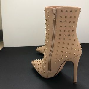 Gold Spiked Tan Heels S: 6